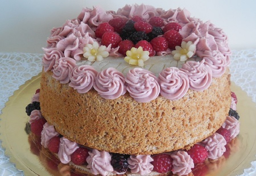 Chiffon cake all'alchermes con meringa e frutti rossi - 2 Amiche in Cucina